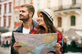 夫妇的游客使用地图观光在镇