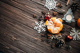 新鲜桔子的特写与圣诞节装饰在木桌上