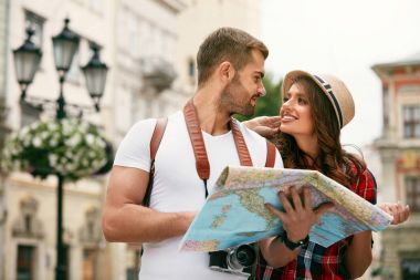旅游情侣在城市的爱旅游与地图 旅游情侣在城市的爱旅游与地图