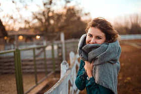 穿戴温暖的围巾的美丽的妇女