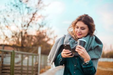 金發(fā)女郎用咖啡取暖照片