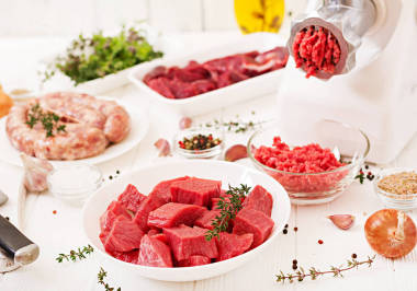切碎生肉和自制香腸的盤子在桌上, 準(zhǔn)備 forcemeat 的過程的概念