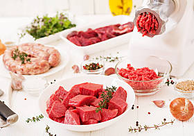 切碎生肉和自制香肠的盘子在桌上, 准备 forcemeat 的过程的概念