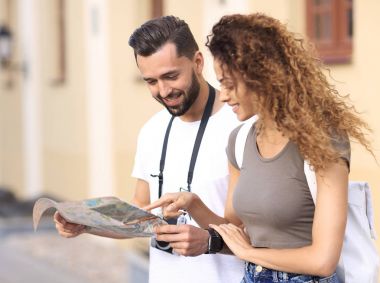 一对快乐的年轻游客观光在夏天 一对快乐的年轻游客观光在夏天