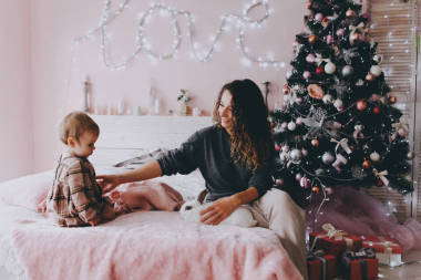 母親帶著女兒抱著一只兔子。圣誕