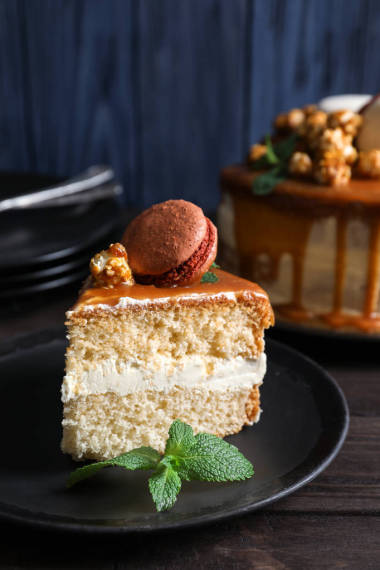 盘子里有一块美味的焦糖蛋糕在桌子上