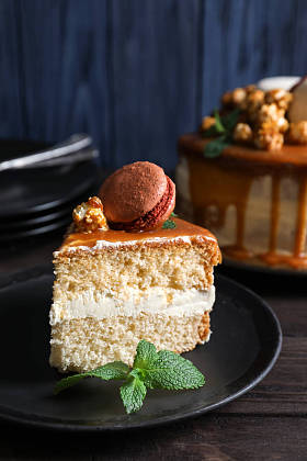 盘子里有一块美味的焦糖蛋糕在桌子上