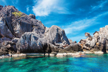 渔人村放置在大岩石, 哞 Koh 蓬, Chumohon 省, 泰国。鸟巢收藏者的平房栖息在高高的海滩上