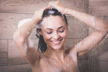年輕漂亮女人在浴室沖涼