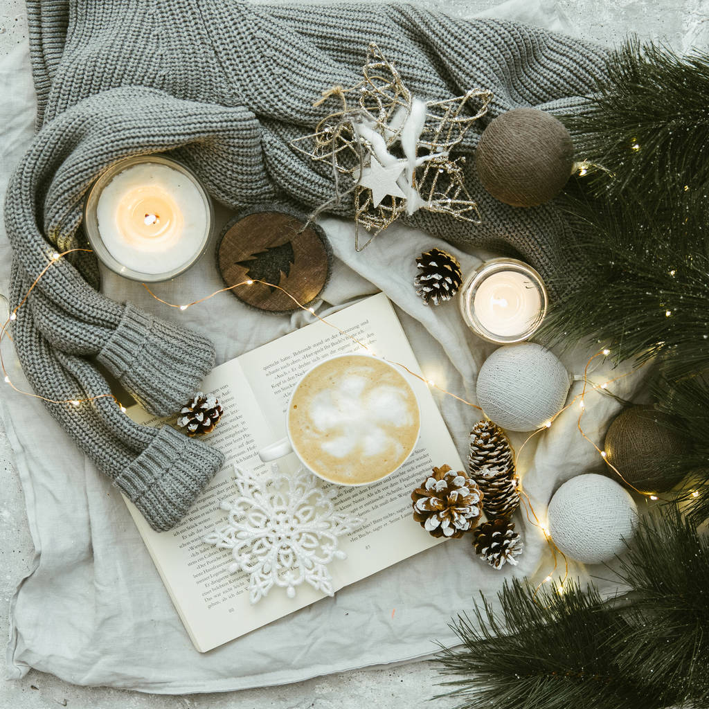 咖啡杯, 书, 圣诞装饰品和保暖针织毛衣。温馨的冬家早假日。平躺 咖啡杯, 书, 圣诞装饰品和保暖针织毛衣。温馨的冬家早假日。平躺