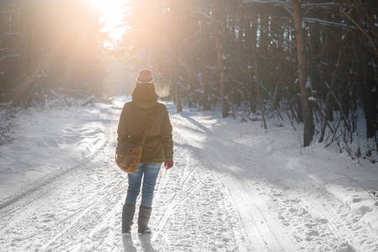女人走在冬天的森林, 清晨的光