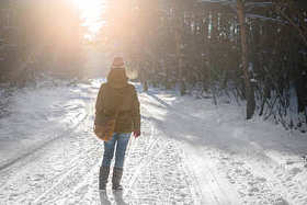 女人走在冬天的森林, 清晨的光