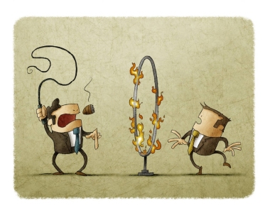 老板手里拿着鞭子, 示意员工穿过一圈火。提交概念