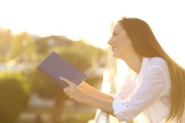 日落時, 女人在做夢看書照片