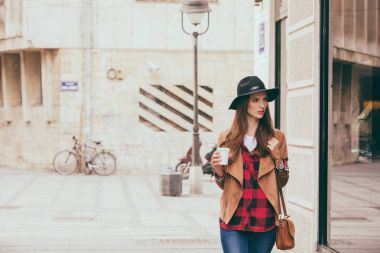 年轻妇女在匆忙去工作图片