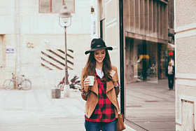 年轻妇女在匆忙去工作