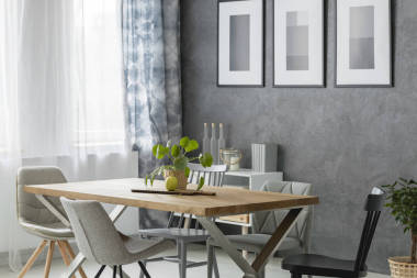 在舒適的餐廳里種植圖片