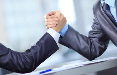 兩個(gè)商人新聞手互相轉(zhuǎn)發(fā)背景上