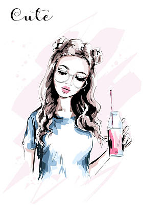 手绘漂亮的女孩与时尚的发型。时尚妇女与饮料瓶。可爱的年轻女子肖像。时尚女孩的眼镜。素描.矢量插图. 