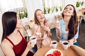 三女孩在3月8日庆祝节日