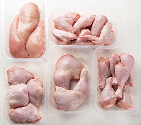 不同类型的生鸡肉在塑料盒图片