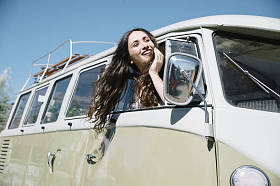 车里的女青年图片