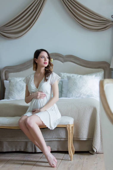 孕婦在白色禮服圖片