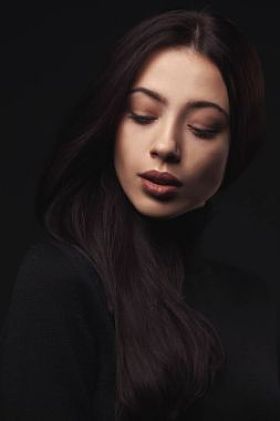 穿着黑色连衣裙的年轻优雅女人的画像