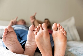朋友的脚/父子在床上玩耍的照片