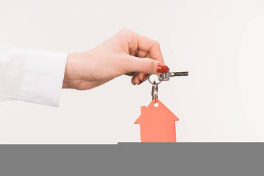 女性手捧鑰匙的裁剪圖像