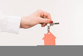 女性手捧钥匙的裁剪图像