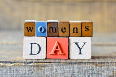婦女日3月8日在木立方體