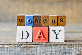 妇女日3月8日在木立方体