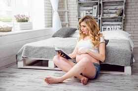 年轻孕妇读一本书