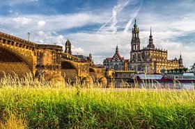 德累斯顿城市地平线全景在 Elbe 河和奥古斯都大桥