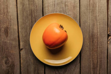 木桌上黃盤(pán)柿的頂部