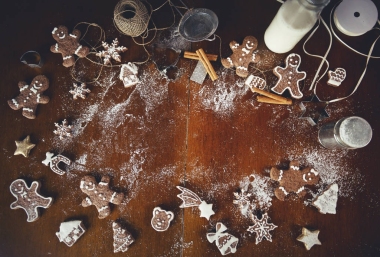 黑色餐桌上的圣诞曲奇饼, 顶部视图