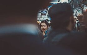 美丽的日本妇女在地铁站图片