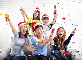 年轻人在家里庆祝圣诞节图片