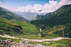 美丽的风景与山谷和路径在印度喜马拉雅, 唐通行