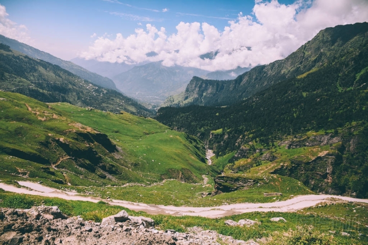 美麗的風(fēng)景與山谷和路徑在印度喜馬拉雅, 唐通行