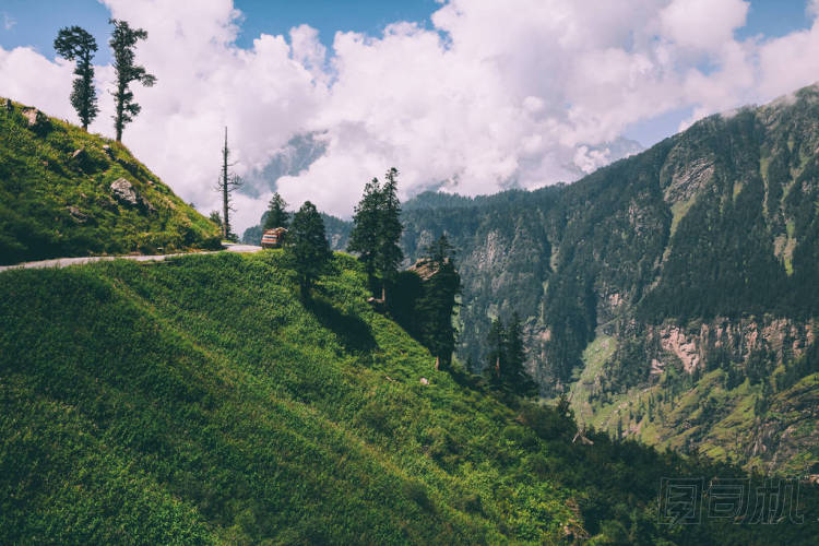 美麗的樹木和道路與汽車在風(fēng)景秀麗的山, 印度喜馬拉雅, 唐通行