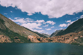 印度喜马拉雅地区的宁静湖泊和雄伟山脉的美丽景
