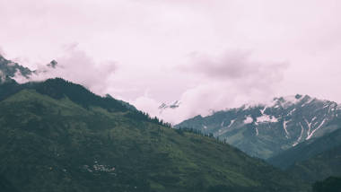 印度喜马拉雅山上雄伟美丽的山地景