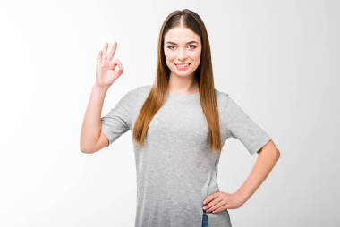 微笑的婦女的畫像叉腰顯示 ok 標(biāo)志
