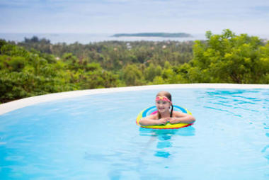 護目鏡在游泳池里的孩子。孩子們游泳