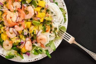 蝦、芒果、鱷梨、米粉沙拉.圖片