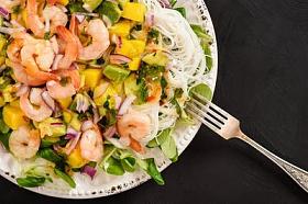 虾、芒果、鳄梨、米粉沙拉.图片