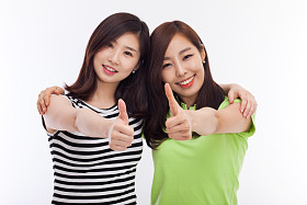 年轻的亚裔女子显示拇指