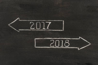 頂部視圖箭頭與 2017, 2018 年標(biāo)志在黑暗的木桌面